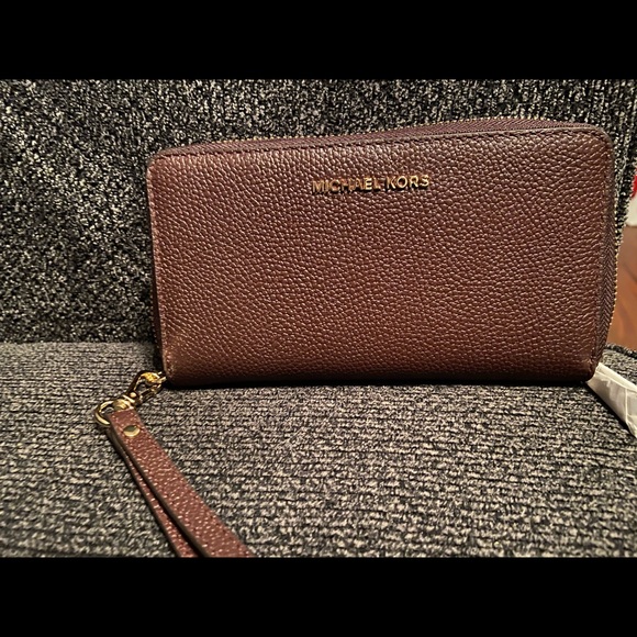 Michael Kors wristlet - Picture 2 of 5